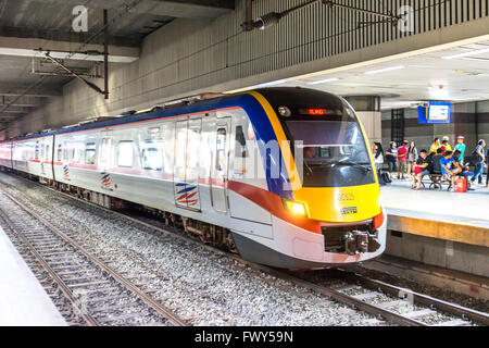KUALA LUMPUR, MALAYSIA - 10. Januar 2016: Stadtbahn Zug am Bahnhof KL Sentral. KL Sentral ist ein wichtiger Verkehrsknotenpunkt der Kua Stockfoto