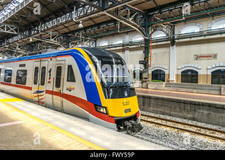 KUALA LUMPUR, MALAYSIA - 10. Januar 2016: Stadtbahn Zug am Bahnhof KL Sentral. KL Sentral ist ein wichtiger Verkehrsknotenpunkt der Kua Stockfoto