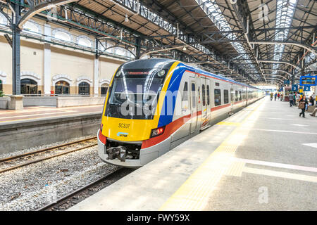 KUALA LUMPUR, MALAYSIA - 10. Januar 2016: Stadtbahn Zug am Bahnhof KL Sentral. KL Sentral ist ein wichtiger Verkehrsknotenpunkt der Kua Stockfoto