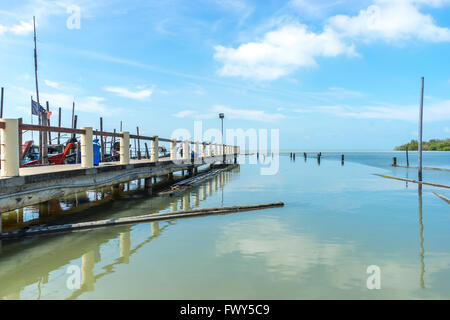 Johor, MALAYSIA - 25. Dezember 2016: Steg mit blauem Himmel und Reflexion an Leka Strand (Pantai Leka) von Muar, Johore. Stockfoto