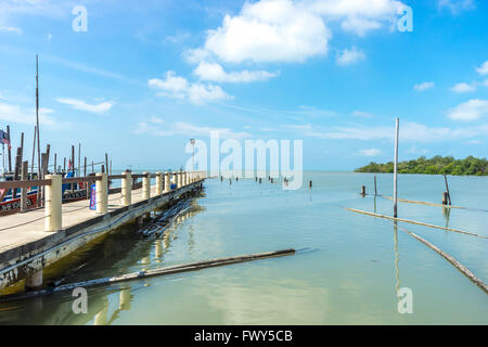 Johor, MALAYSIA - 25. Dezember 2016: Steg mit blauem Himmel und Reflexion an Leka Strand (Pantai Leka) von Muar, Johore. Stockfoto