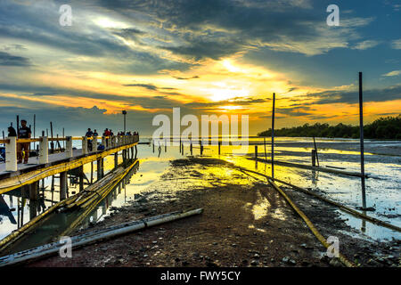 Johor, MALAYSIA - 25. Dezember 2016: Schöner Blick auf Steg mit Sonnenuntergang Hintergrund Leka Beach (Pantai Leka), Muar Johore. Es ist famo Stockfoto