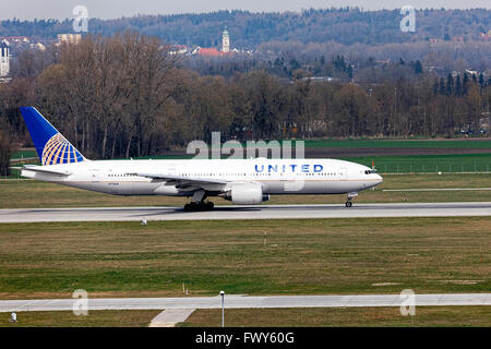 United Airlines Boeing 777-222 auf Asphalt, Franz-Josef-Strauss-Flughafen, München, Oberbayern, Deutschland, Europa. Stockfoto