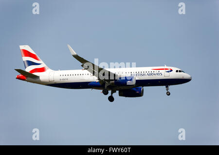 British Airways Airbus A320-232 bei der Landung Ansatz, Franz-Josef-Strauss-Flughafen, München, Oberbayern, Deutschland, Europa. Stockfoto