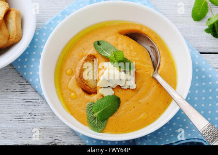 Kürbis Cremesuppe in Schüssel, Ansicht von oben Stockfoto