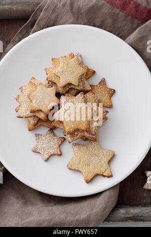 süße Lebkuchen Weihnachtsgebäck auf weißen Teller Stockfoto