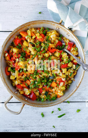 Geschmorte Stücke Gemüse in einer Pfanne erhitzen, Sommer essen Stockfoto