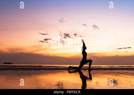 schöne Yoga üben am Strand bei Sonnenuntergang, Hintergrund mit Exemplar Stockfoto