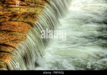 Einige schnelle Strömung Wehr am Fluss Stockfoto