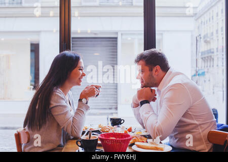 Essen im Restaurant, lächelnden Brautpaar mit Mittagessen im Café, dating Stockfoto