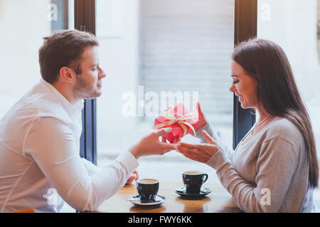 Mann und Frau, Geschenk, romantischen dating Stockfoto