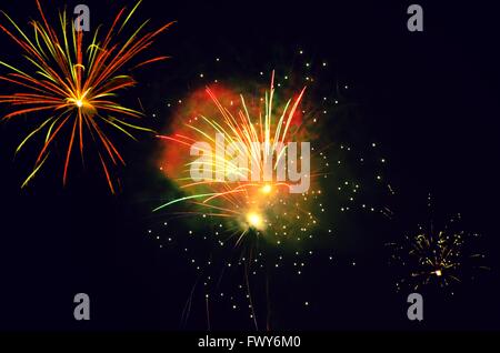 Buntes Feuerwerk auf schwarzem Hintergrund, Neujahr event Stockfoto