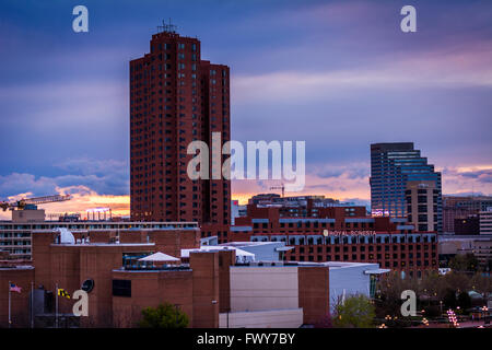 Sonnenuntergang über Gebäude im Stadtteil Inner Harbor am Sonnenuntergang, gesehen vom Federal Hill Park, in Baltimore, Maryland. Stockfoto