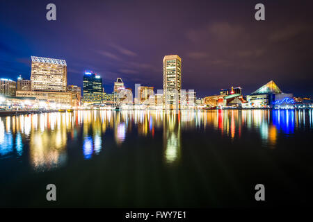 Der innere Hafen-Skyline bei Nacht, in Baltimore, Maryland. Stockfoto