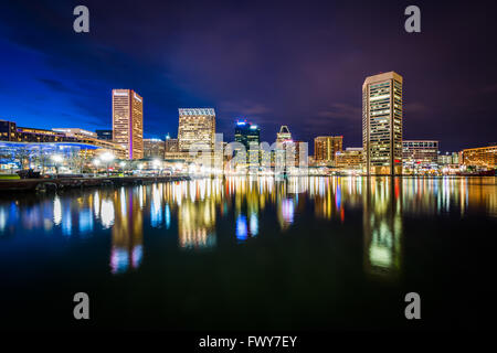 Der innere Hafen-Skyline bei Nacht, in Baltimore, Maryland. Stockfoto