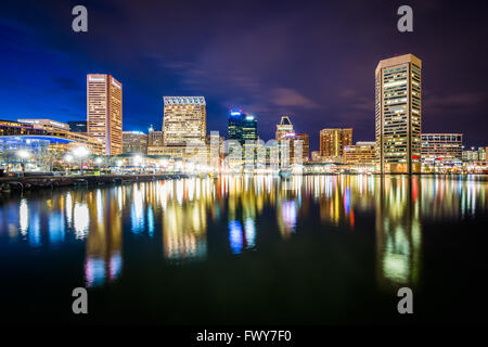 Der innere Hafen-Skyline bei Nacht, in Baltimore, Maryland. Stockfoto