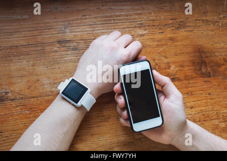 mit smart-Watch und Smartphone, Nahaufnahme von Händen Stockfoto