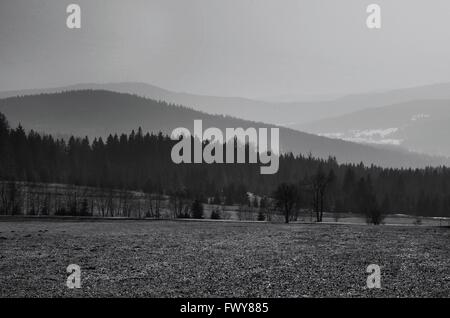 Schwarz / weiß-Landschaft, Hügel, Berge und Tal im Nebel Stockfoto