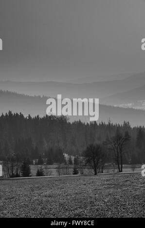 Schwarz / weiß-Landschaft, Hügel, Berge und Tal im Nebel Stockfoto