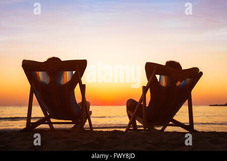 Genießen Sie Lebenskonzept, das paar entspannende im Strandhotel bei Sonnenuntergang, glückliche Menschen auf Hochzeitsreise, Paradies Reiseziel Stockfoto