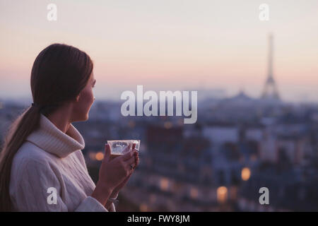 Reisen Sie nach Paris, Frau Blick auf Eiffelturm und schöne Panorama der Stadt Stockfoto