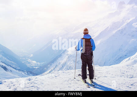 Skifahren in den Alpen, Skifahrer auf Hintergrund der Berge bei Sonnenuntergang Stockfoto