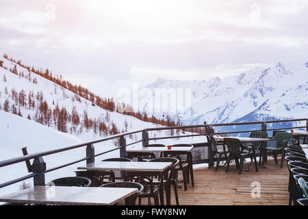 Restaurant mit Blick auf Winterberge, Café Dachterrasse auf Ski-station Stockfoto