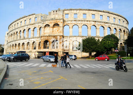 Pula, Istrien, Kroatien. Die Arena in Pula ist der Name des Amphitheaters befindet sich in Pula, Kroatien. Die Arena ist das einzige verbleibende römische Amphitheater, vier Seitentürme haben und mit allen drei römische architektonische Aufträge vollständig erhalten. Es wurde in 27 v. Chr. – 68 n. Chr. erbaut und zählt zu den sechs größten römischen Arenen in der ganzen Welt zu überleben. Ein seltenes Beispiel unter die 200 römischen Amphitheatern zu überleben, es ist auch das am besten erhaltene antike Monument in Kroatien. Die Arena dient als Veranstaltungsort für viele Konzerte. Stockfoto