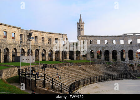 Pula, Istrien, Kroatien. Die Arena in Pula ist der Name des Amphitheaters befindet sich in Pula, Kroatien. Die Arena ist das einzige verbleibende römische Amphitheater, vier Seitentürme haben und mit allen drei römische architektonische Aufträge vollständig erhalten. Es wurde in 27 v. Chr. – 68 n. Chr. erbaut und zählt zu den sechs größten römischen Arenen in der ganzen Welt zu überleben. Ein seltenes Beispiel unter die 200 römischen Amphitheatern zu überleben, es ist auch das am besten erhaltene antike Monument in Kroatien. Die Arena dient als Veranstaltungsort für viele Konzerte. Stockfoto