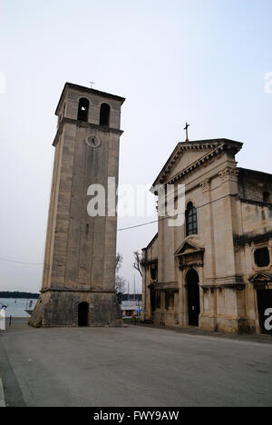 Pula, Istrien, Kroatien. Die Kathedrale. Pula-Kathedrale oder die Kathedrale der Himmelfahrt der Jungfrau Maria (Kroatisch: Katedrala Uznesenja Blazene Djevice Marije) ist eine Co-Kathedrale in Pula. Zusammen mit der Euphrasius-Basilika ist eines der zwei offiziellen sitzen der römisch-katholischen Diözese von Porec und Pula. Stockfoto