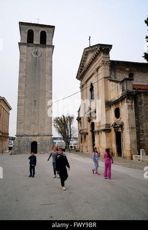 Pula, Istrien, Kroatien. Kinder spielen auf dem Domplatz. Pula-Kathedrale oder die Kathedrale der Himmelfahrt der Jungfrau Maria (Kroatisch: Katedrala Uznesenja Blazene Djevice Marije) ist eine Co-Kathedrale in Pula. Zusammen mit der Euphrasius-Basilika ist eines der zwei offiziellen sitzen der römisch-katholischen Diözese von Porec und Pula. Stockfoto