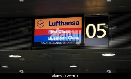 Lufthansa First Class Check-In Schalter Stockfoto