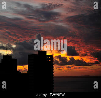 Sonnenuntergang im Korridor da Vitória (Vitoria Korridor), Baia de Todos os Santos (Allerheiligen-Bucht), Salvador,Bahia, Brasilien Stockfoto