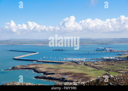 Blick von Holyhead Mountain nach Holyhead Port geschützt durch längste Mole in UK bei 1,7 Meilen. Heilige Insel Anglesey Wales UK Stockfoto