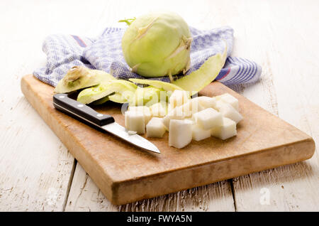 geschälte Bio Kohlrabi und Küche Messer auf einem Holzbrett Stockfoto