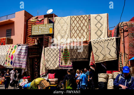 Teppiche zum Verkauf auf einem Marktplatz in der Medina, Marrakesch, Marokko, Nordafrika Stockfoto