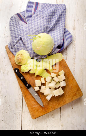 geschälte Bio Kohlrabi und Küche Messer auf einem Holzbrett Stockfoto