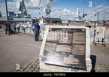 Plaque, die Beschreibung der Geschichte der HMS M33, einen Monitor M29-Klasse der Royal Navy erbaut im Jahre 1915. Stockfoto