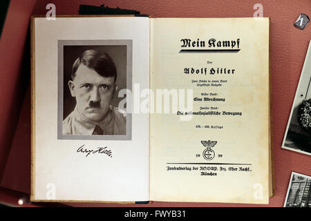 Eine signierte Auflage 1939 Adolf Hitlers Autobiografie "Mein Kampf" in Bastogne Kriegsmuseum, Bastogne, Belgien. Stockfoto