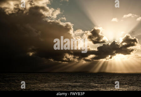 Skyline, dramatischer Himmel über dem Meer, Salvador, Bahia, Brasilien Stockfoto