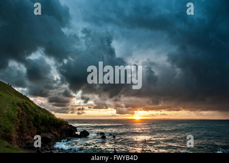 Morro do Cristo (Christ Hill) mit dramatischen Wolken Hintergrund, Barra Nachbarschaft, Salvador, Bahia, Brasilien Stockfoto