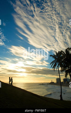 Blick auf Morro de Cristo (Christ Hill) mit Farol da Barra (Barra Leuchtturm) im Hintergrund, Salvador, Bahia, Brasilien Stockfoto