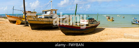 Fischerboot am Sandstrand in Praia do Forte, Bahia, Brasilien Stockfoto