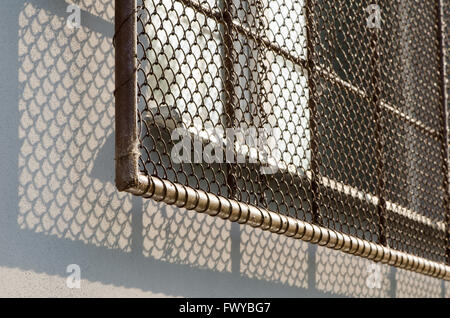 Fenster mit Sicherheit Rost in weiches Sonnenlicht Licht. Stockfoto