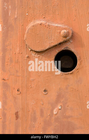 Orange rostigen Türen Textur. Telefonzentrale-Abdeckung mit Schlüsselloch. Stockfoto