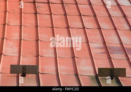 Alten rostigen orange Metalldach auf Villa. Stockfoto
