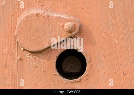 Orange rostigen Türen Textur. Telefonzentrale-Abdeckung mit Schlüsselloch. Stockfoto