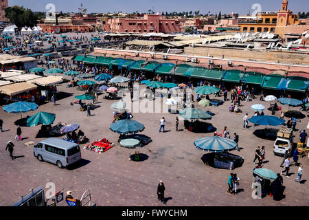 Gesamtansicht der Jemaa el Fna - Marktplatz im alten Marrakesch, Marokko, Nordafrika Stockfoto