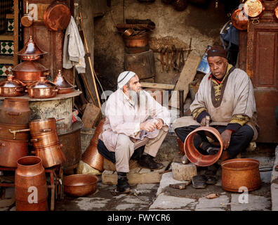 Kupferschmied in Fes el Bali der Kupferschmied Gasse in den Souks der Medina von Fes, Marokko Stockfoto