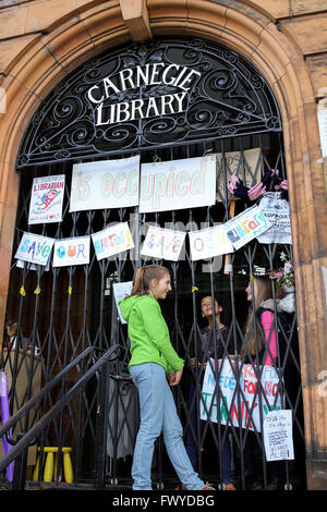 Aktivisten gegen die Schließung von Lambeth Rat der Carnegie-Bibliothek in Herne Hill, South London. Stockfoto